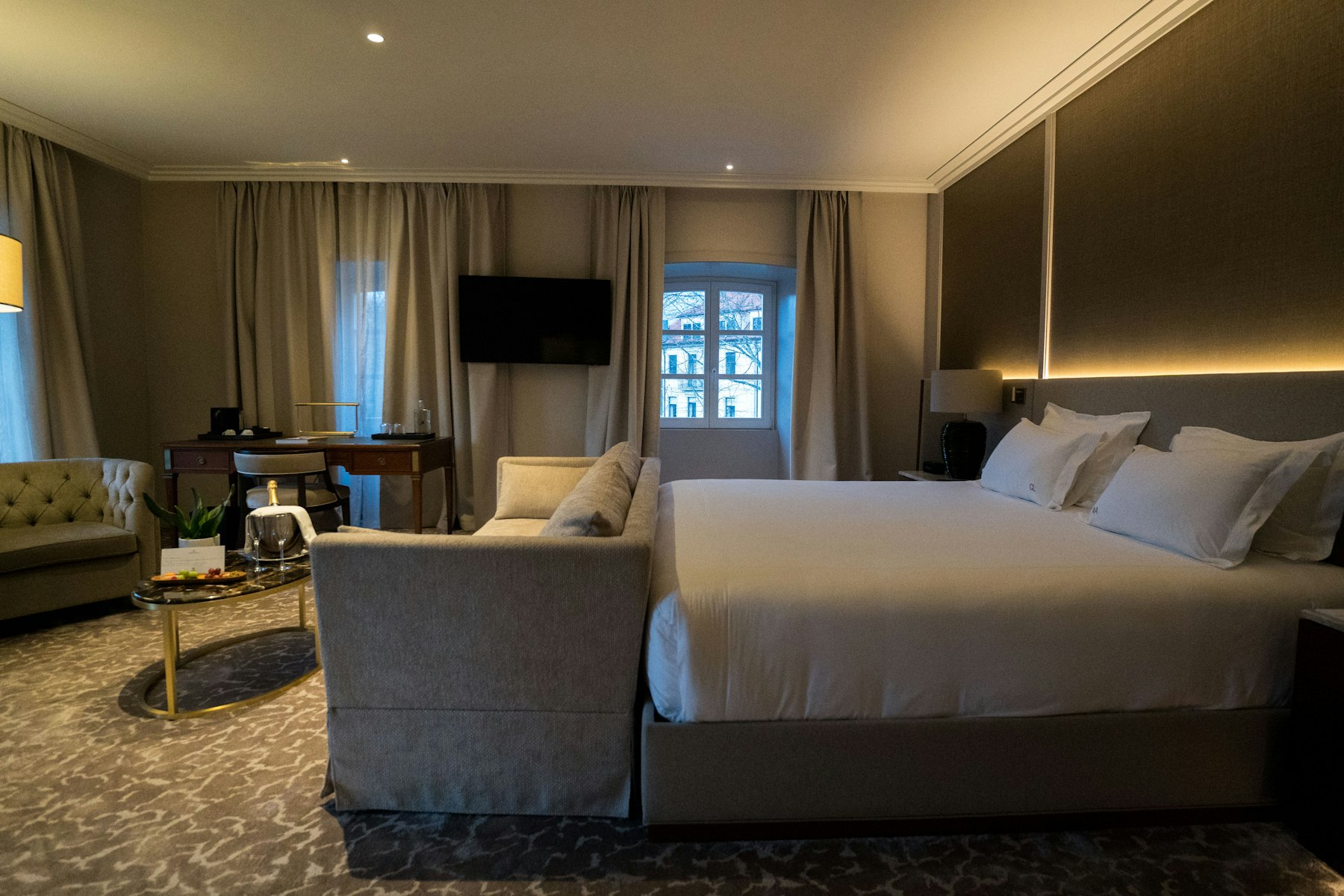 Quiet hotel room used during a coordinated dental stay in Istanbul